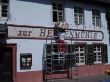 der Sockel des Hauses  bekommt durch die Maltechnik wieder Sandsteincharakter - der Rest der Fassade wird aufgefrischt.jpg